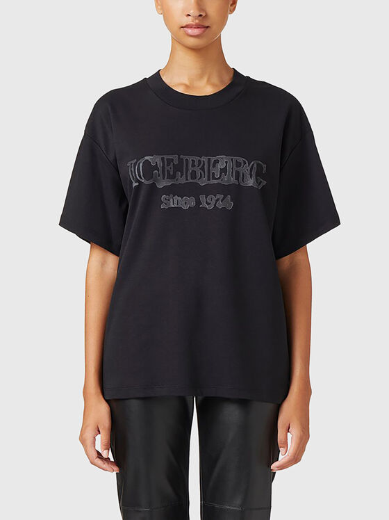 Tricou cu decolteu oval și logo - 1