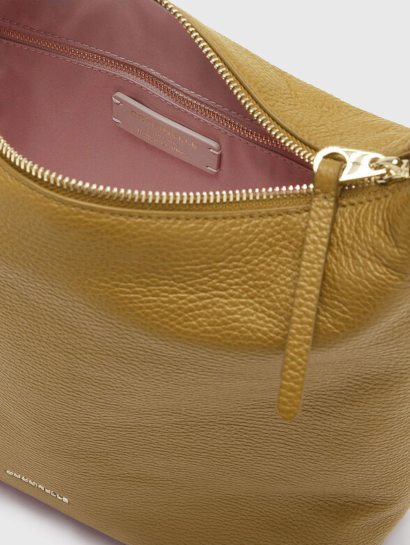 Leather bag with golden accents - 4