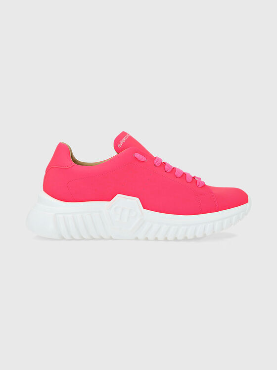 Sports shoes in fuxia with logo accent - 1