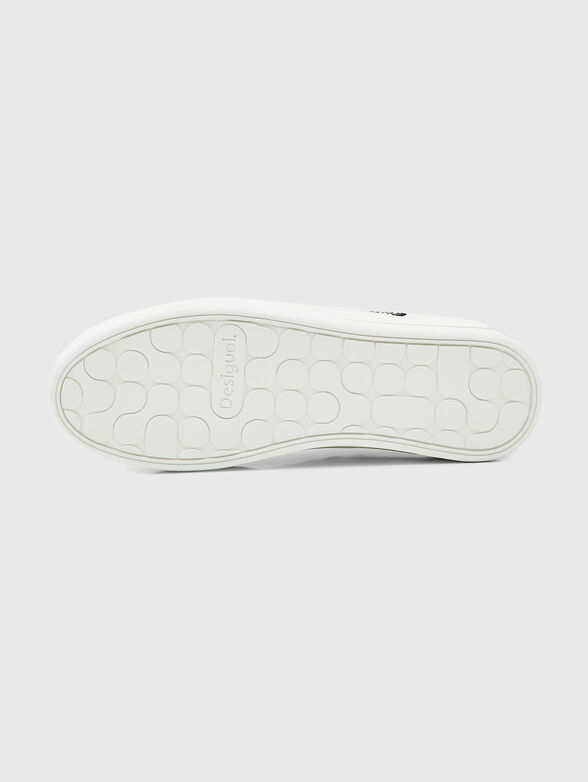 Sports shoes with contrasting accents - 4