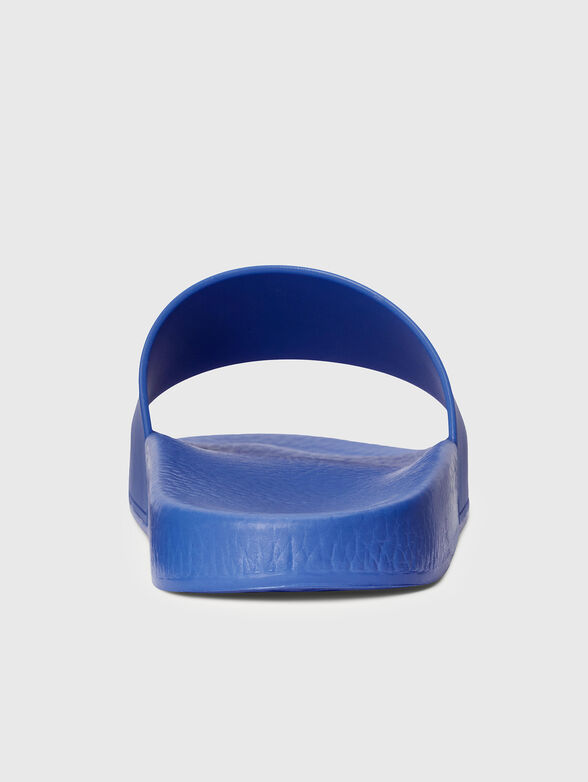 Blue beach shoes with embossed logo - 3