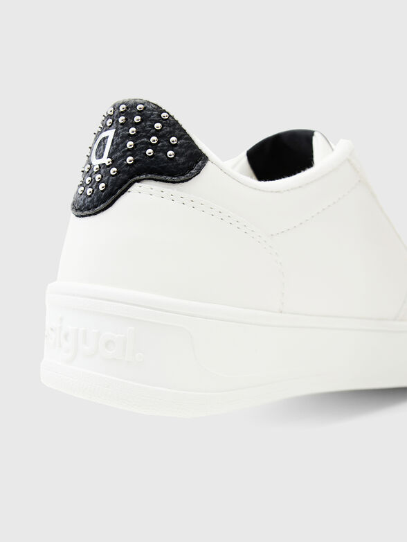 Sports shoes with contrasting accents - 3