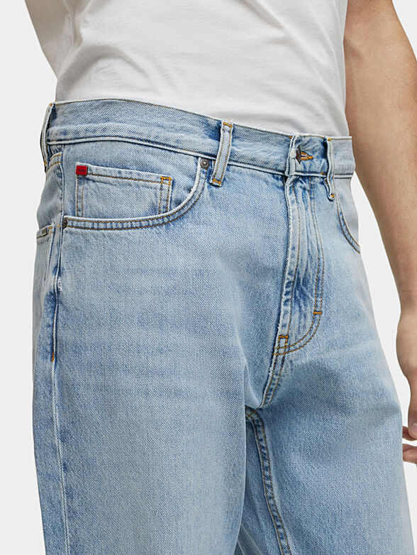 Blue jeans with contrasting logo detail - 3