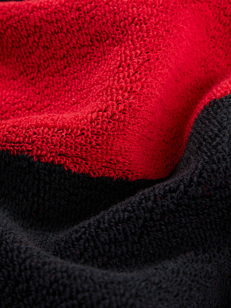 Black beach towel with contrasting logo - 3