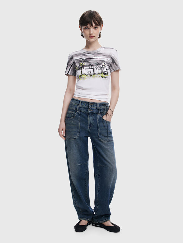 White T-shirt with oval neckline and print - 2