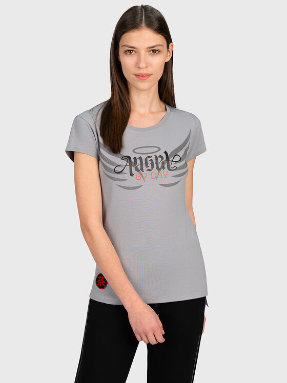 Tricou gri cu imprimeu - 1