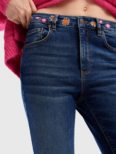 Slim jeans with floral embroidery - 4
