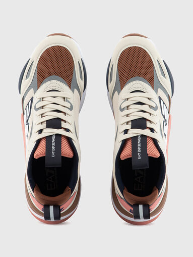 Sports shoes with logo accent - 5