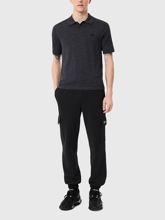 Pantaloni cargo negri cu logo - 1