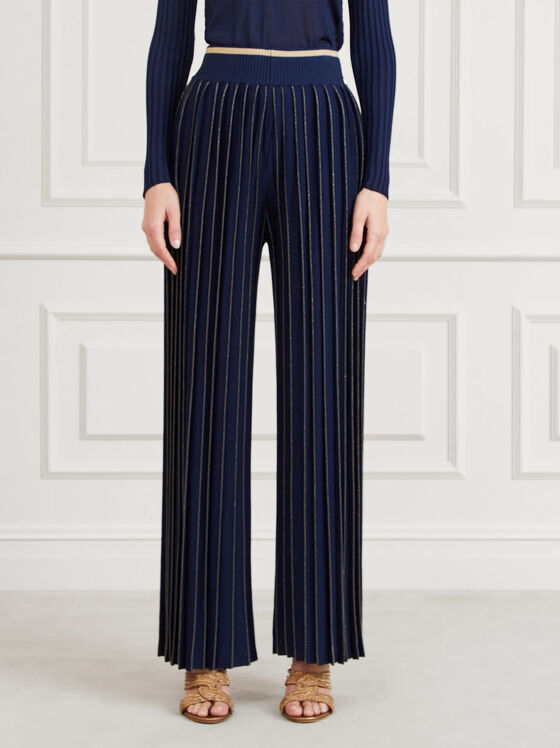 Pleated trousers with wide legs - 1