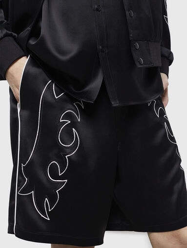 Shorts with contrasting embroidery - 3