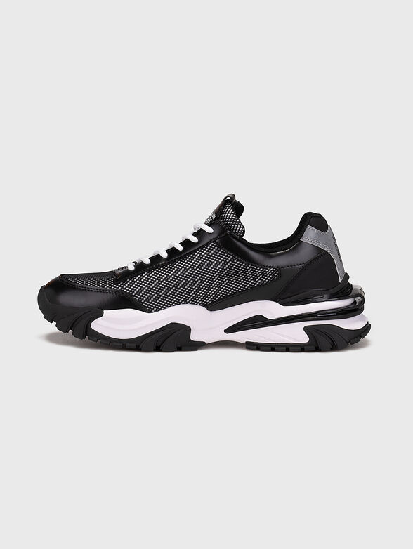 Black sports shoes with logo inscription - 4