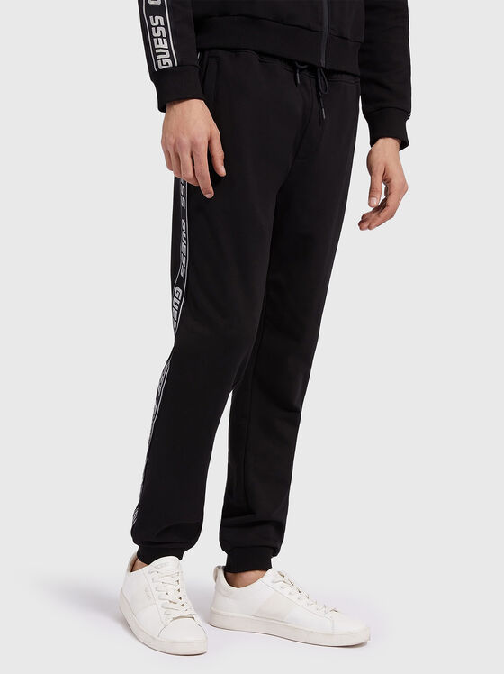 Pantaloni sport negri cu bordură cu logo - 1