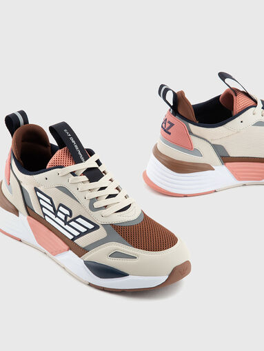 Sports shoes with logo accent - 4