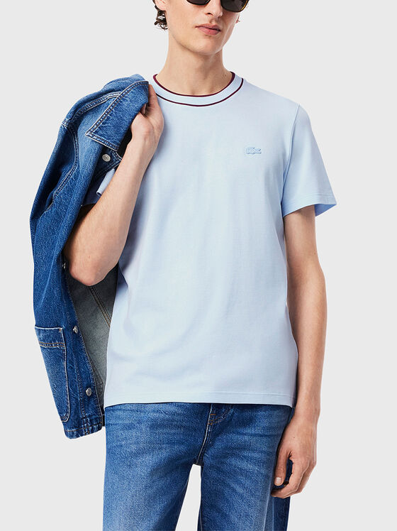 Tricou albastru cu decolteu contrastant - 1
