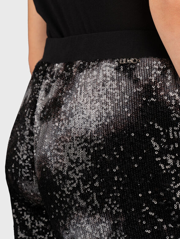 Pants with appliquéd sequins - 4