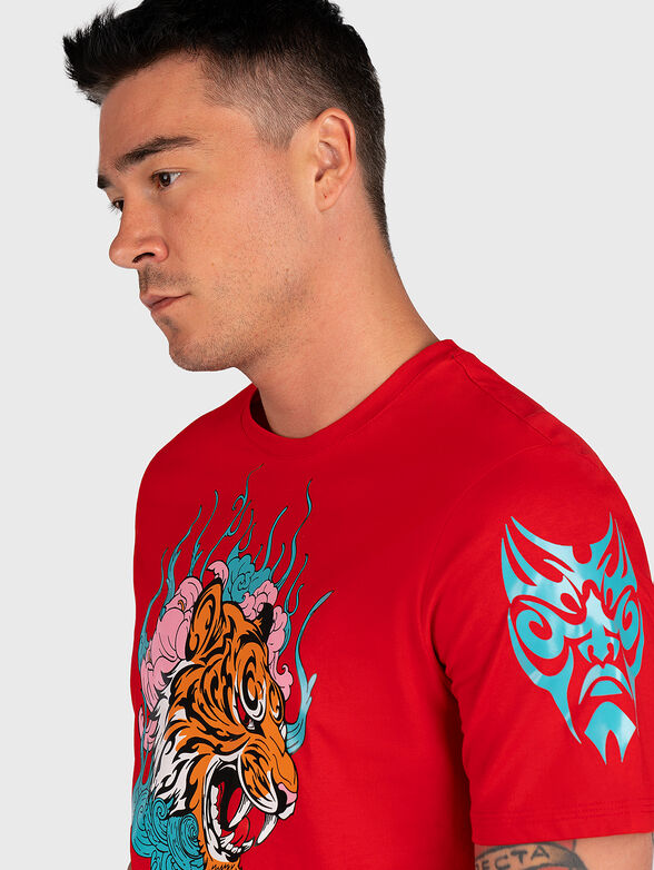 Red T-shirt with colorful print - 3