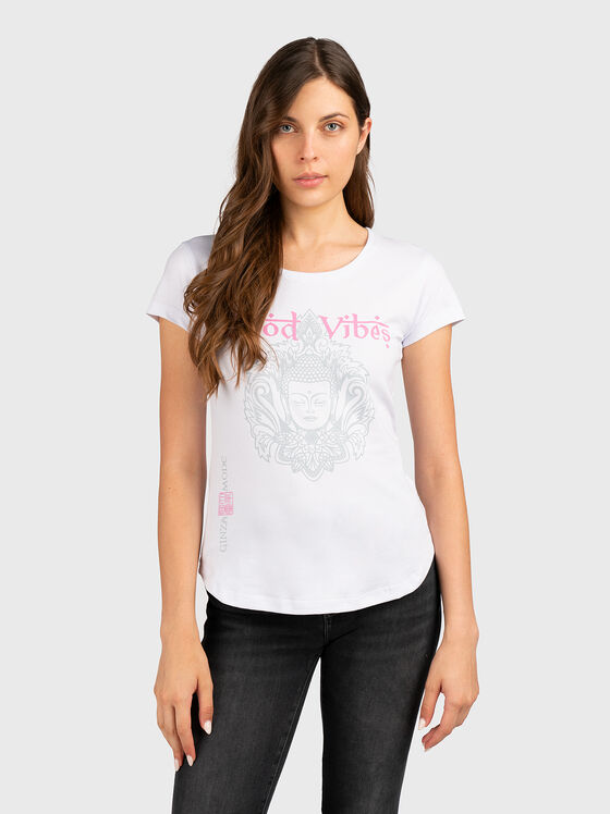 Tricou alb cu imprimeuri accentuate  - 1