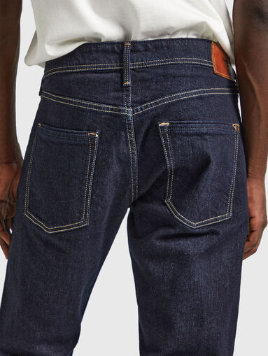 Dark blue jeans with contrast stitching - 3