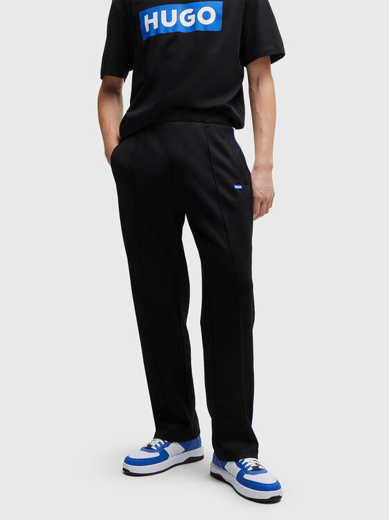 Pantaloni sport cu detalii contrastante - 1
