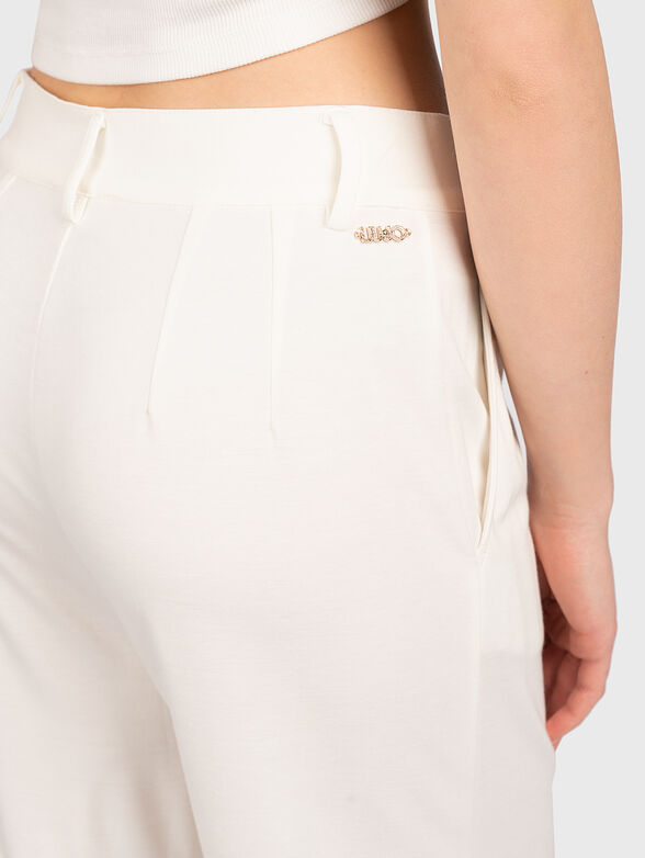 White pants with accent pockets - 3