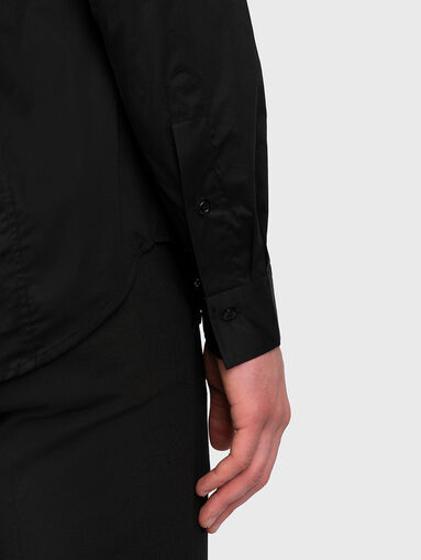 Shirt with accent eyelets on the collar - 4