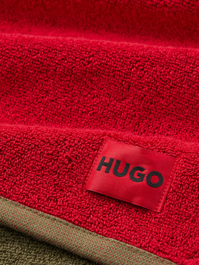 Black beach towel with contrasting logo - 3
