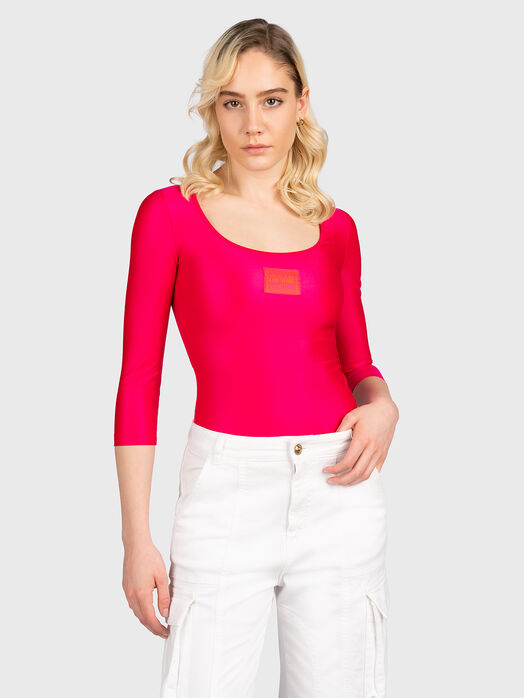 Body with logo accent in fucsia color