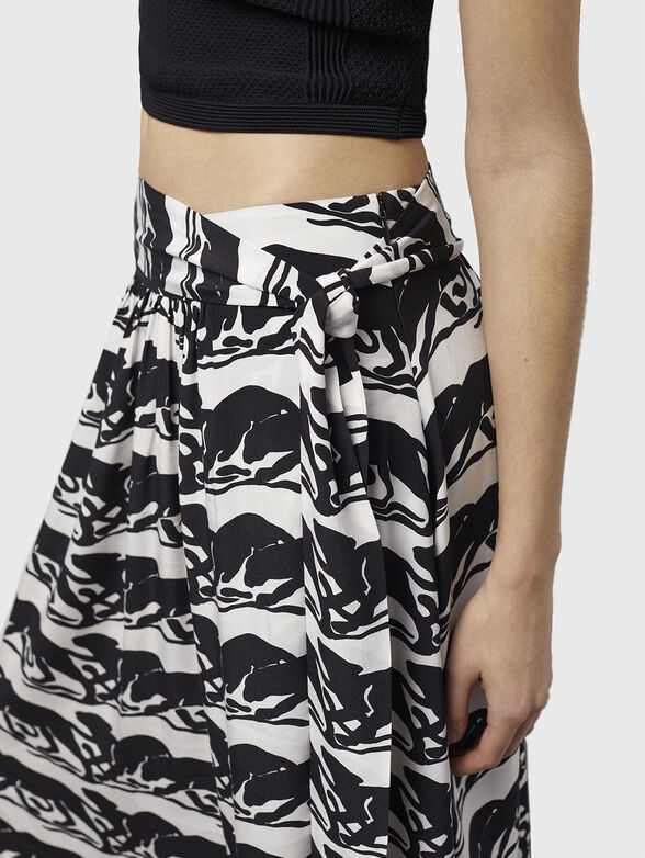 Long skirt with contrasting print - 3