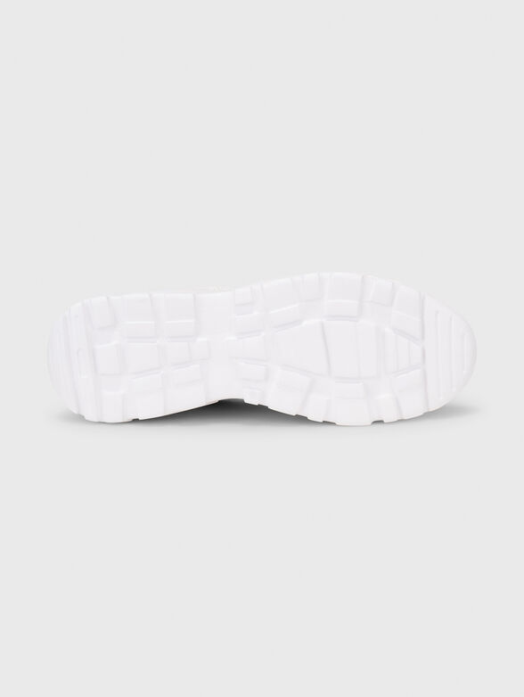 Sports shoes with contrast logo details - 5