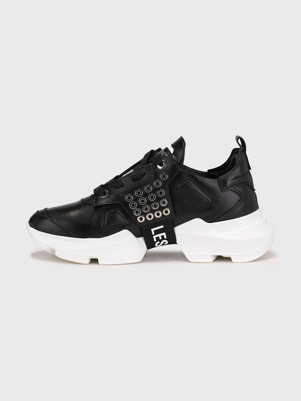 Sports shoes with eyelets - 4