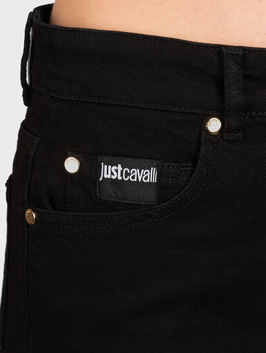 Black short trousers with contrasting logo accent - 3