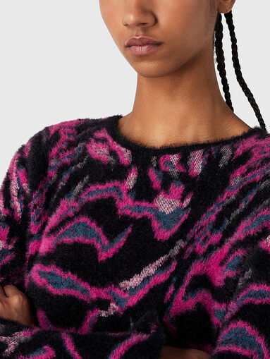 Sweater with oval neckline and accent print - 4