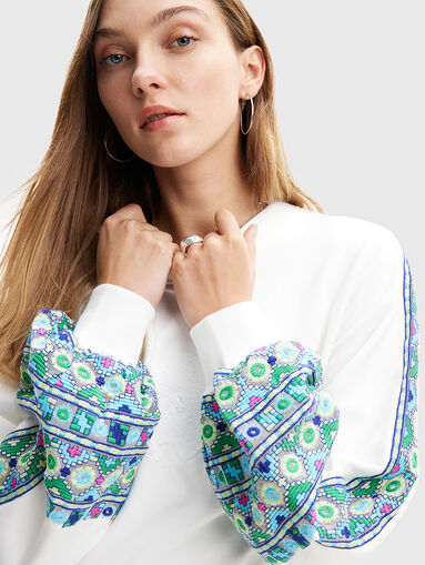 Sweatshirt with embroidery - 5