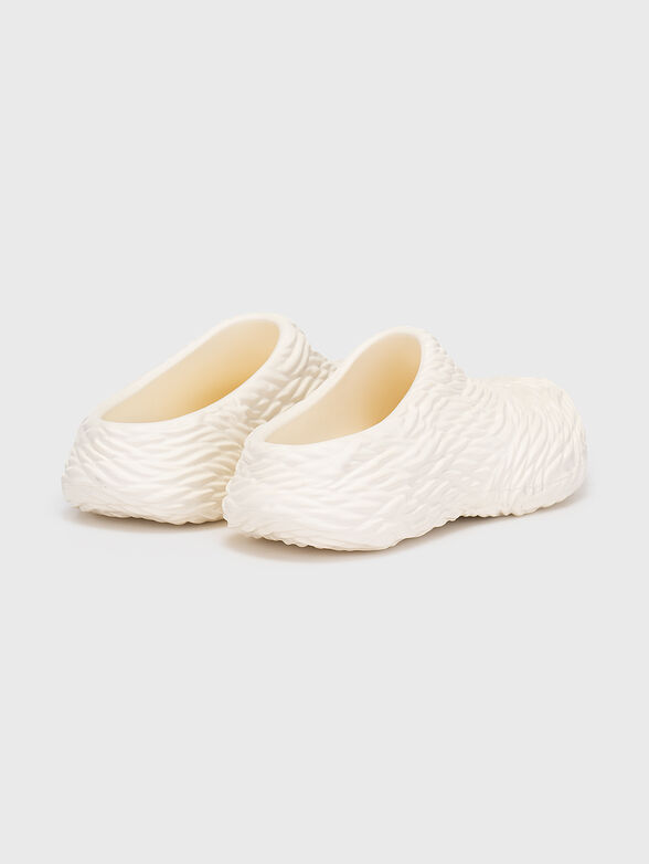 Sabot with wavy texture in ecru colour - 3