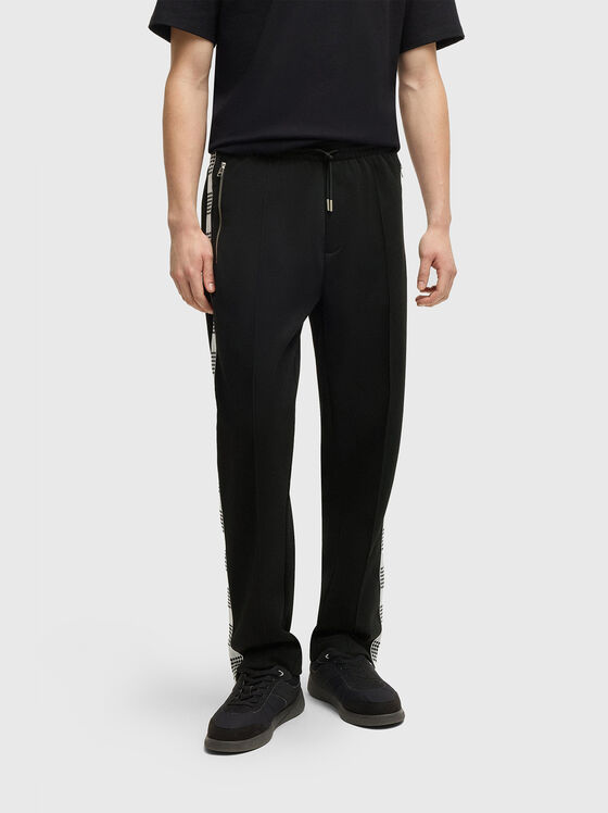 Pantaloni sport cu ornamente contrastante - 1