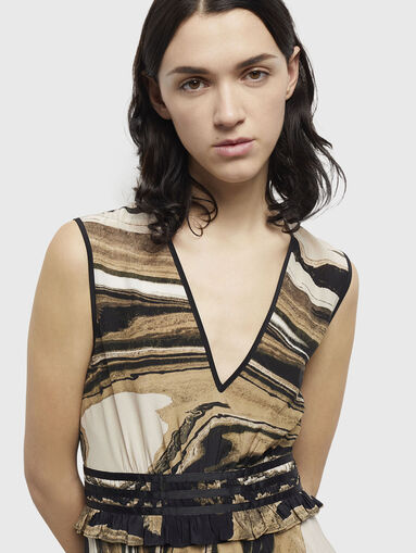 Short dress with V-neck - 3