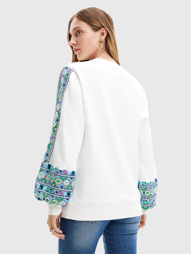 Sweatshirt with embroidery - 3