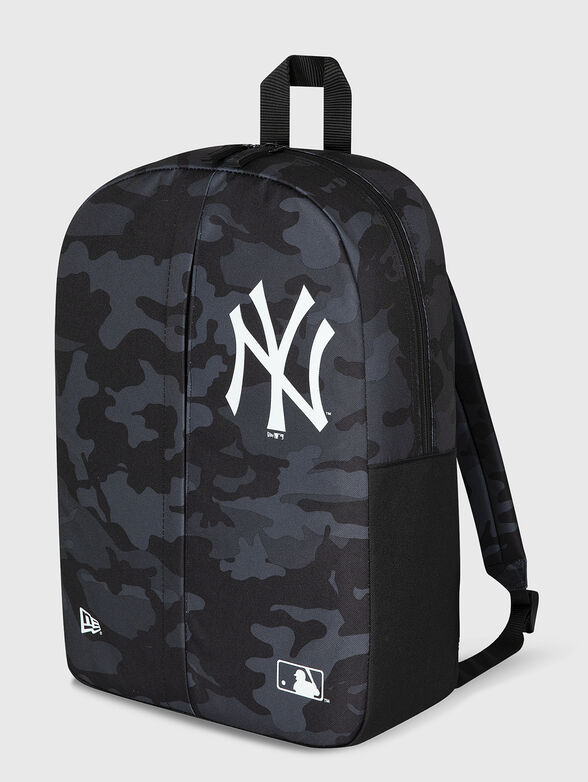 Backpack with contrasting logo - 2