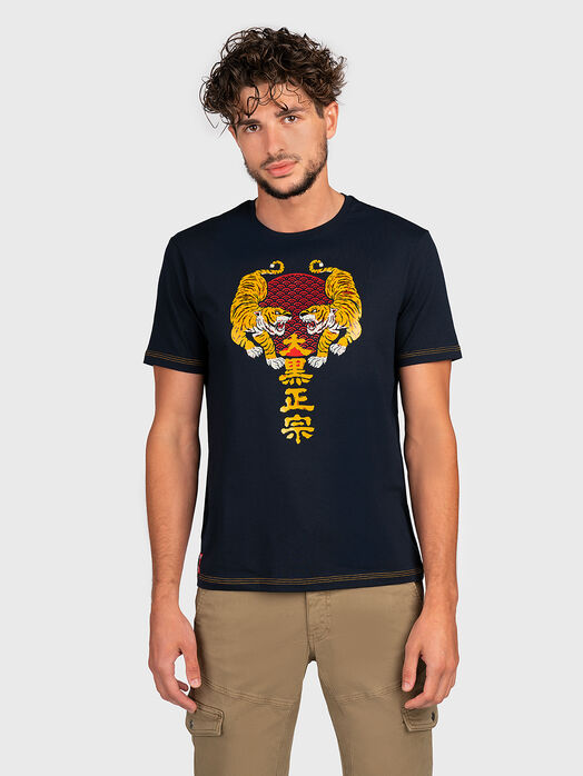 TS148 navy T-shirt with contrasting print