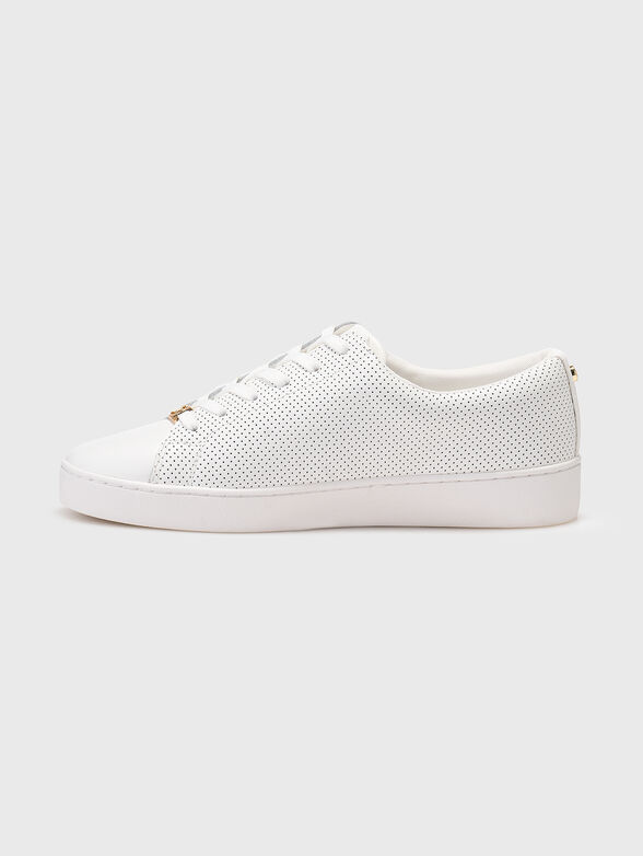 White sports shoes with accent logo - 4