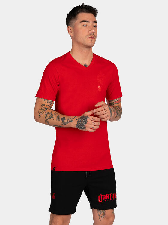 Tricou roșu cu decolteu în V și imprimeu - 1