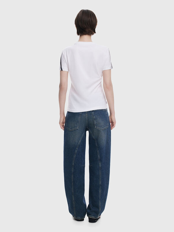 White T-shirt with oval neckline and print - 3