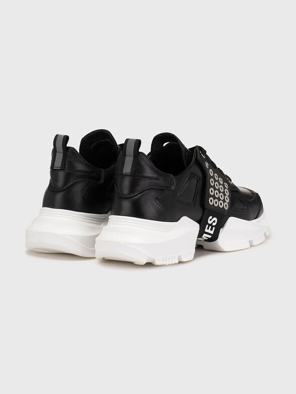 Sports shoes with eyelets - 3