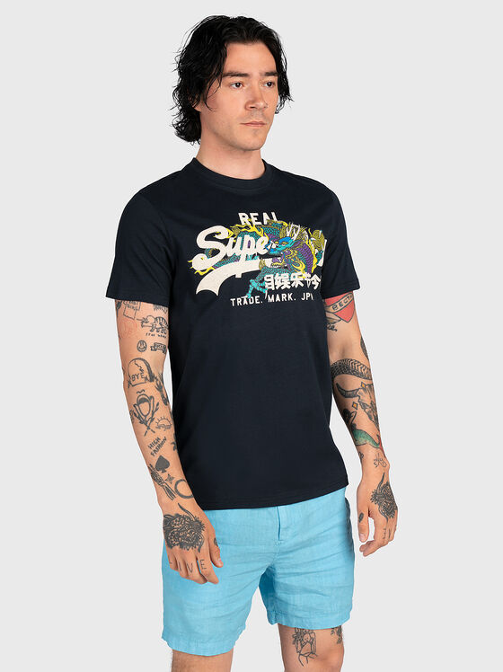 Tricou albastru închis cu imprimeu contrastant - 1