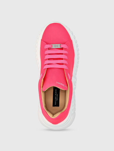Sports shoes in fuxia with logo accent - 5