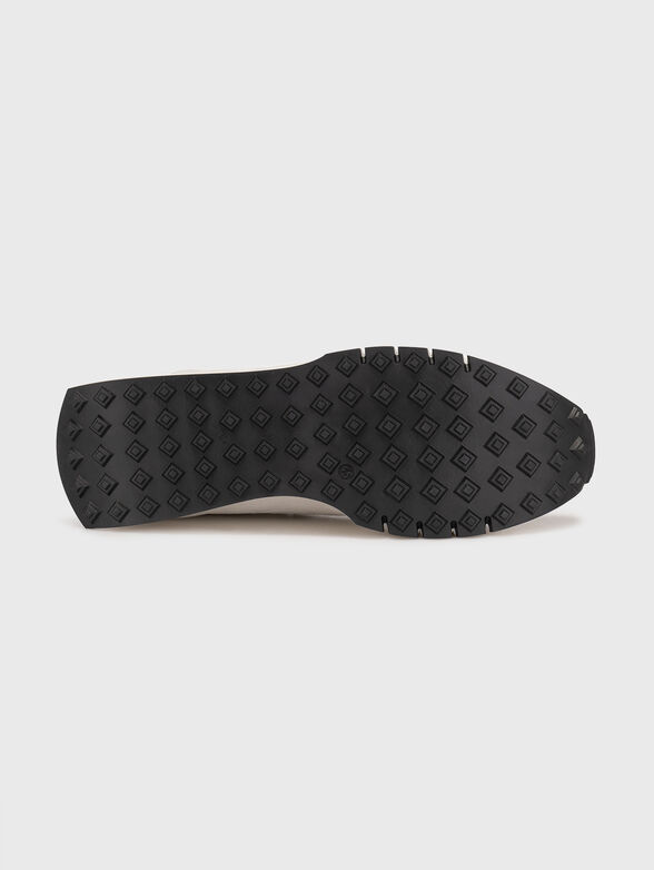 Sports shoes with contrast elements - 5
