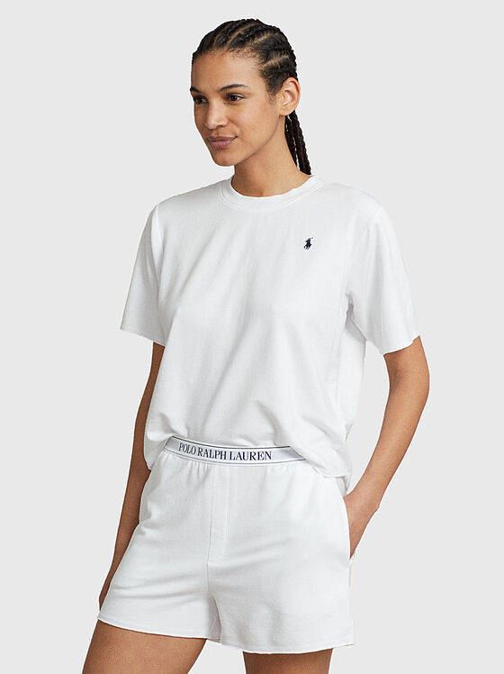 Pijama albă din două piese cu accent pe logo - 1