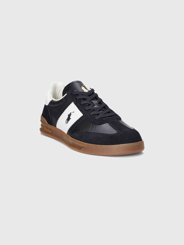 Sports shoes with contrasting details - 2