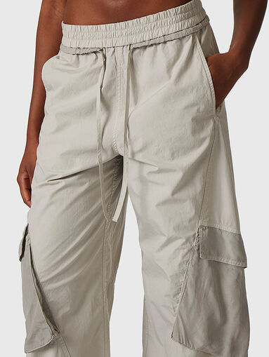 Cargo pants with wide legs - 4